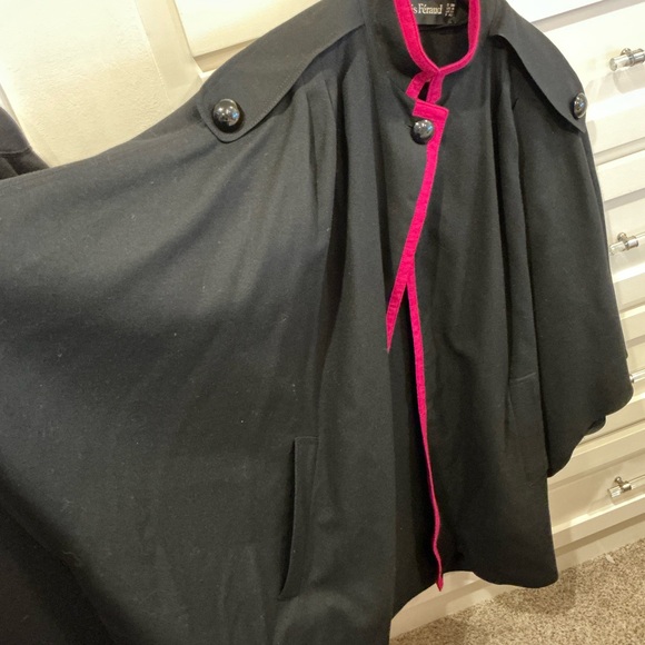 Louis Feraud Elegant Black Cape with Vibrant Pink Accent - Picture 5 of 15